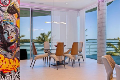 House in Treasure Island, Florida 5 bedrooms, 597.18 sq.m. № 1637705 - photo 23