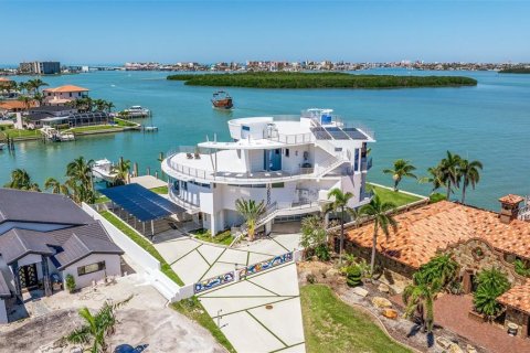 House in Treasure Island, Florida 5 bedrooms, 597.18 sq.m. № 1637705 - photo 1