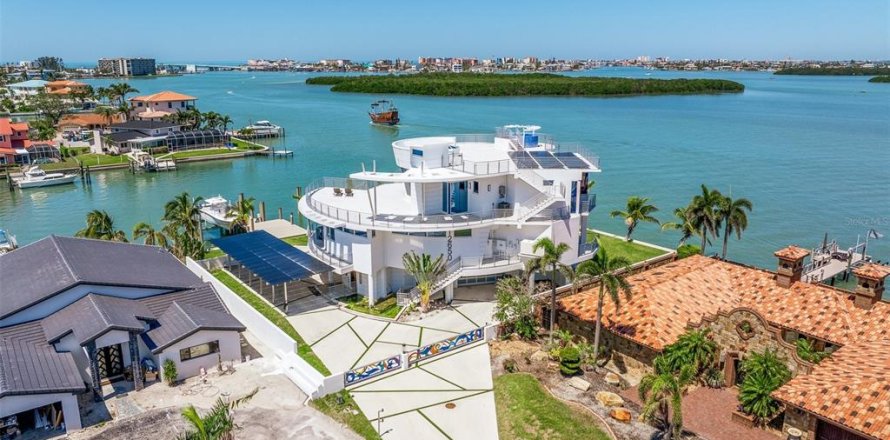 House in Treasure Island, Florida 5 bedrooms, 597.18 sq.m. № 1637705