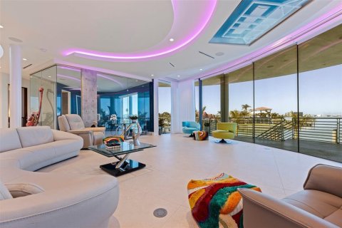 House in Treasure Island, Florida 5 bedrooms, 597.18 sq.m. № 1637705 - photo 15