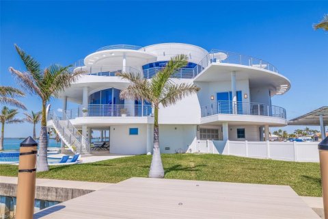 House in Treasure Island, Florida 5 bedrooms, 597.18 sq.m. № 1637705 - photo 8