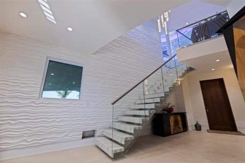 House in Treasure Island, Florida 5 bedrooms, 597.18 sq.m. № 1637705 - photo 10