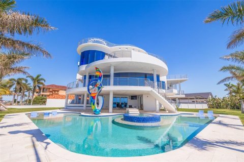 House in Treasure Island, Florida 5 bedrooms, 597.18 sq.m. № 1637705 - photo 5