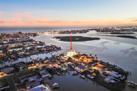 House in Treasure Island, Florida 5 bedrooms, 597.18 sq.m. № 1637705 - photo 4