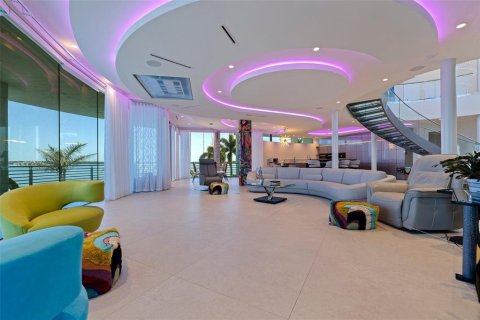 House in Treasure Island, Florida 5 bedrooms, 597.18 sq.m. № 1637705 - photo 25