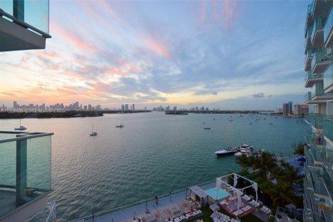 Condominio en Miami Beach, Florida, 1 dormitorio  № 2088442