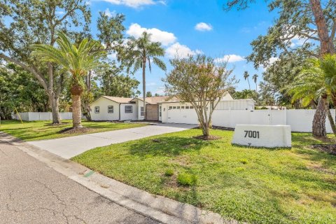 Casa en venta en Saint Petersburg, Florida, 4 dormitorios, 196.49 m2 № 1848615 - foto 1