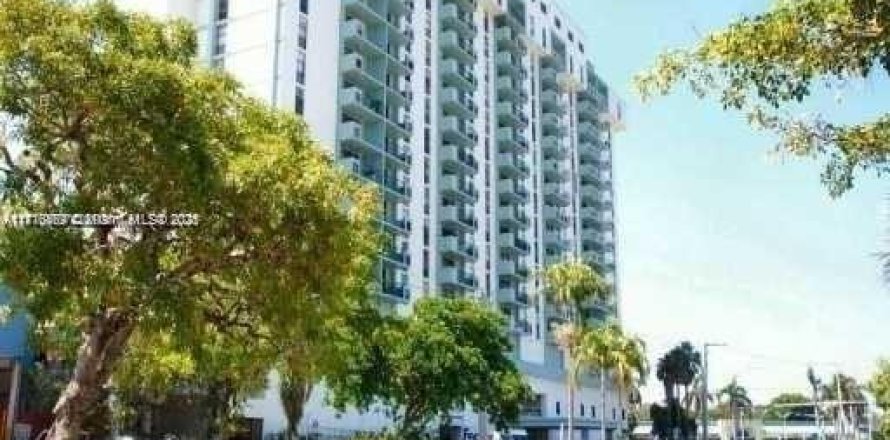 Propiedad comercial en North Miami, Florida № 1708767
