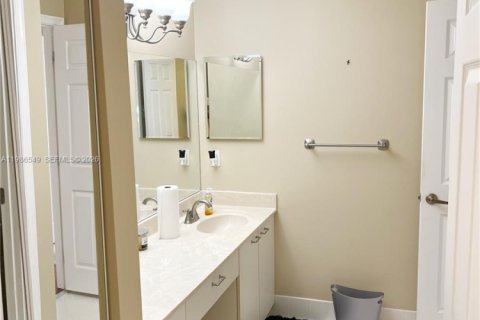 House in Pembroke Pines, Florida 4 bedrooms, 273.32 sq.m. № 2046647 - photo 7