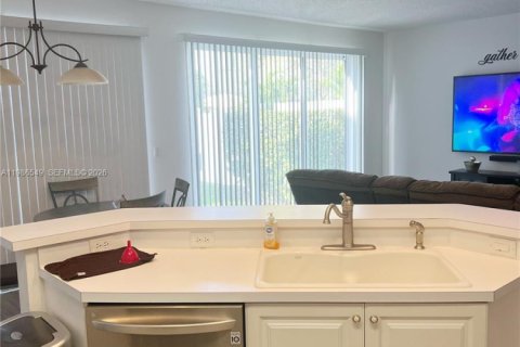 House in Pembroke Pines, Florida 4 bedrooms, 273.32 sq.m. № 2046647 - photo 3