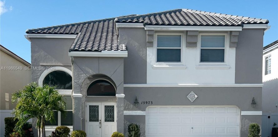 House in Pembroke Pines, Florida 4 bedrooms, 273.32 sq.m. № 2046647