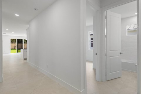 Villa ou maison à vendre à West Palm Beach, Floride: 4 chambres, 176.61 m2 № 2428499 - photo 2