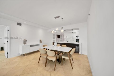 Condo in Hallandale Beach, Florida, 3 bedrooms  № 2053063 - photo 13