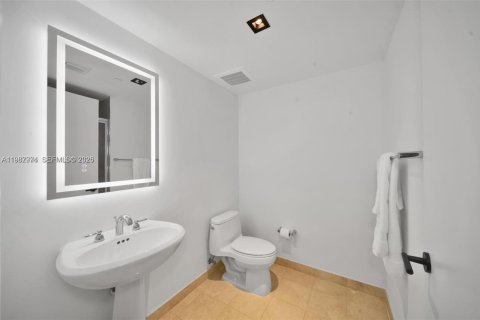 Condo in Hallandale Beach, Florida, 3 bedrooms  № 2053063 - photo 26