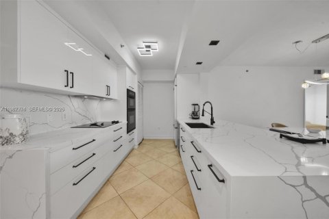 Condo in Hallandale Beach, Florida, 3 bedrooms  № 2053063 - photo 2