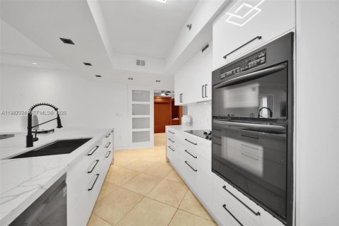 Condo in Hallandale Beach, Florida, 3 bedrooms  № 2053063 - photo 6