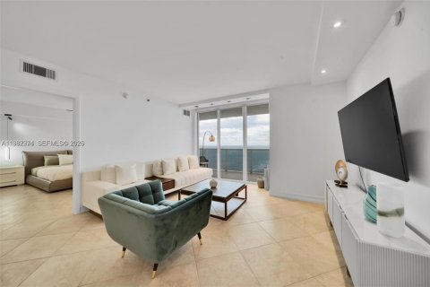 Condo in Hallandale Beach, Florida, 3 bedrooms  № 2053063 - photo 8