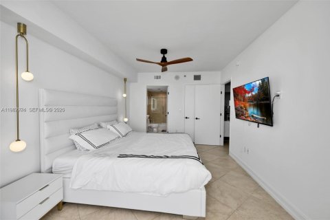Condo in Hallandale Beach, Florida, 3 bedrooms  № 2053063 - photo 25