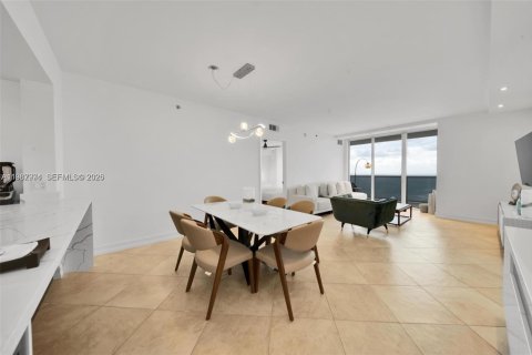 Condo in Hallandale Beach, Florida, 3 bedrooms  № 2053063 - photo 11