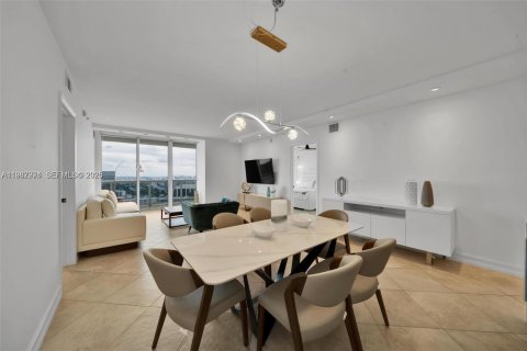 Condo in Hallandale Beach, Florida, 3 bedrooms  № 2053063 - photo 14