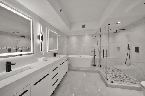 Condo in Hallandale Beach, Florida, 3 bedrooms  № 2053063 - photo 18