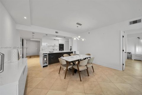 Condo in Hallandale Beach, Florida, 3 bedrooms  № 2053063 - photo 12