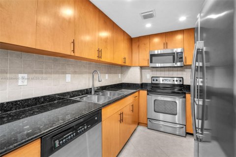 Condo in Bay Harbor Islands, Florida, 1 bedroom  № 1809875 - photo 17