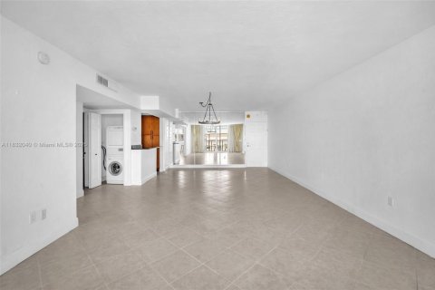 Condo in Bay Harbor Islands, Florida, 1 bedroom  № 1809875 - photo 9