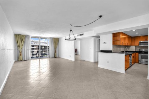 Condo in Bay Harbor Islands, Florida, 1 bedroom  № 1809875 - photo 13