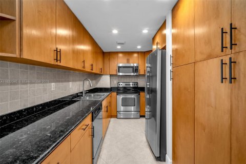 Condo in Bay Harbor Islands, Florida, 1 bedroom  № 1809875 - photo 11