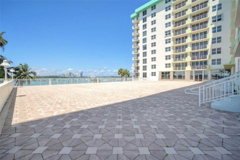 Condo in Bay Harbor Islands, Florida, 1 bedroom  № 1809875 - photo 3
