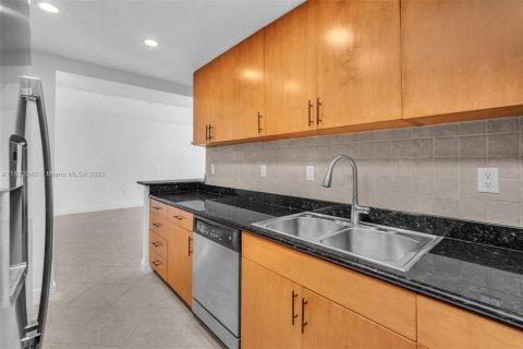 Condo in Bay Harbor Islands, Florida, 1 bedroom  № 1809875 - photo 12