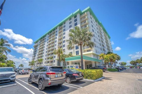 Condo in Bay Harbor Islands, Florida, 1 bedroom  № 1809875 - photo 2