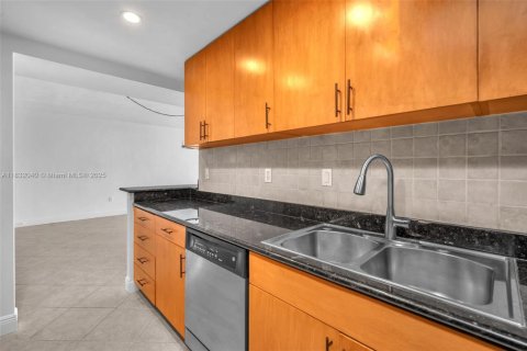 Condo in Bay Harbor Islands, Florida, 1 bedroom  № 1809875 - photo 14