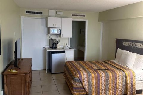 Condo in Daytona Beach Shores, Florida, 1 bedroom № 2231925 - photo 7