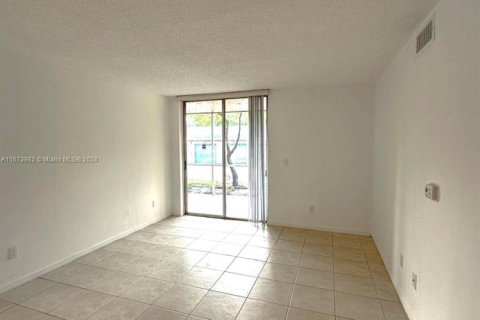 Condominio en venta en Pompano Beach, Florida, 2 dormitorios, 98.2 m2 № 1399154 - foto 13