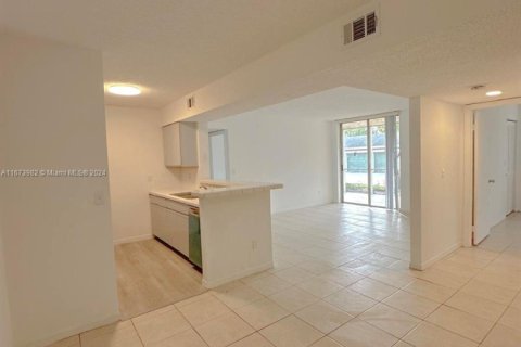 Condominio en venta en Pompano Beach, Florida, 2 dormitorios, 98.2 m2 № 1399154 - foto 1