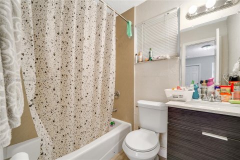 Propiedad comercial en venta en Fort Lauderdale, Florida, 176.14 m2 № 1794811 - foto 10