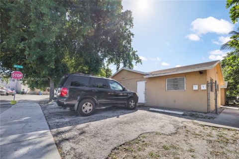 Propiedad comercial en venta en Fort Lauderdale, Florida, 176.14 m2 № 1794811 - foto 1