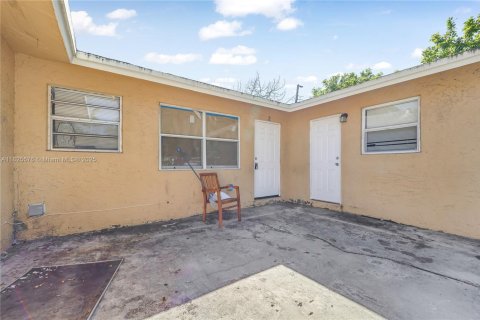 Propiedad comercial en venta en Fort Lauderdale, Florida, 176.14 m2 № 1794811 - foto 2