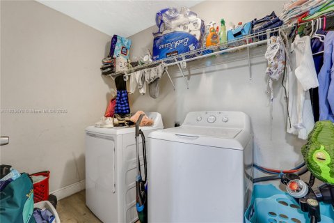 Propiedad comercial en venta en Fort Lauderdale, Florida, 176.14 m2 № 1794811 - foto 15