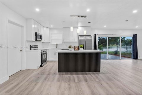 Villa ou maison à vendre à Miami, Floride: 4 chambres, 153.85 m2 № 2025179 - photo 3