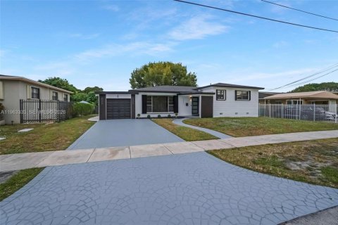 Villa ou maison à vendre à Miami, Floride: 4 chambres, 153.85 m2 № 2025179 - photo 30