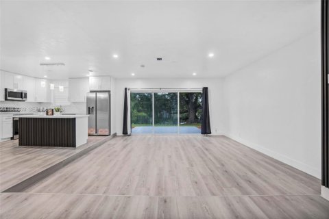 Villa ou maison à vendre à Miami, Floride: 4 chambres, 153.85 m2 № 2025179 - photo 10