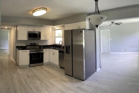 Купить виллу или дом в Сент-Питерсберг, Флорида 6 комнат, 102.56м2, № 1657748 - фото 2