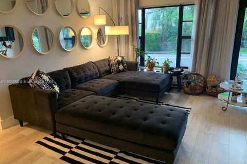 Propiedad comercial en venta en Miami, Florida, 157.93 m2 № 1952107 - foto 2