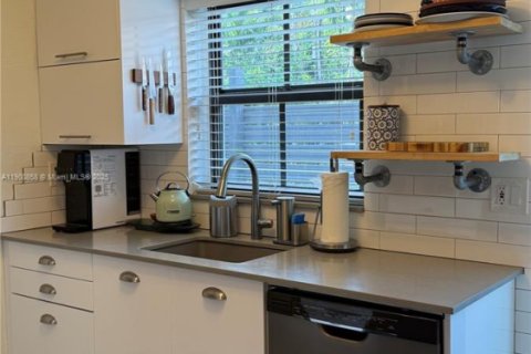 Propiedad comercial en venta en Miami, Florida, 157.93 m2 № 1952107 - foto 7