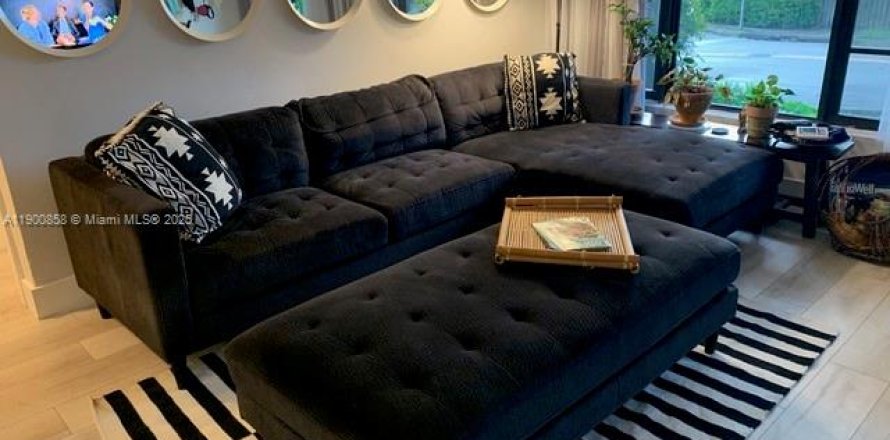 Propiedad comercial en Miami, Florida 157.93 m2 № 1952107