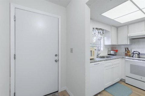 Condo in Englewood, Florida, 2 bedrooms № 2112700 - photo 4
