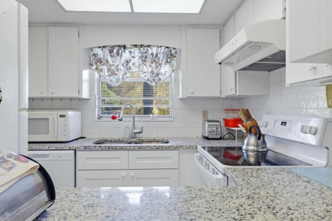 Condo in Englewood, Florida, 2 bedrooms № 2112700 - photo 12